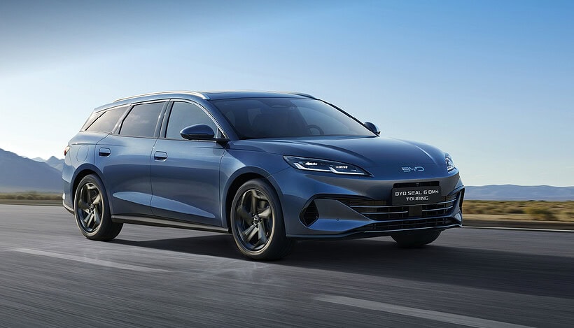 BYD SEAL U DM-i Hybrid Comfort , 160 kW: Energieverbrauch gewichtet kombiniert Strom 17,9 kWh/100 km + Benzin 5,6 l/100 km; CO₂-Emissionen gewichtet kombiniert 9 g/km; CO₂--Klasse B. Bei entladener Batterie: Kraftstoffverbrauch kombiniert 5,6 l/100 km; CO₂--Klasse B.