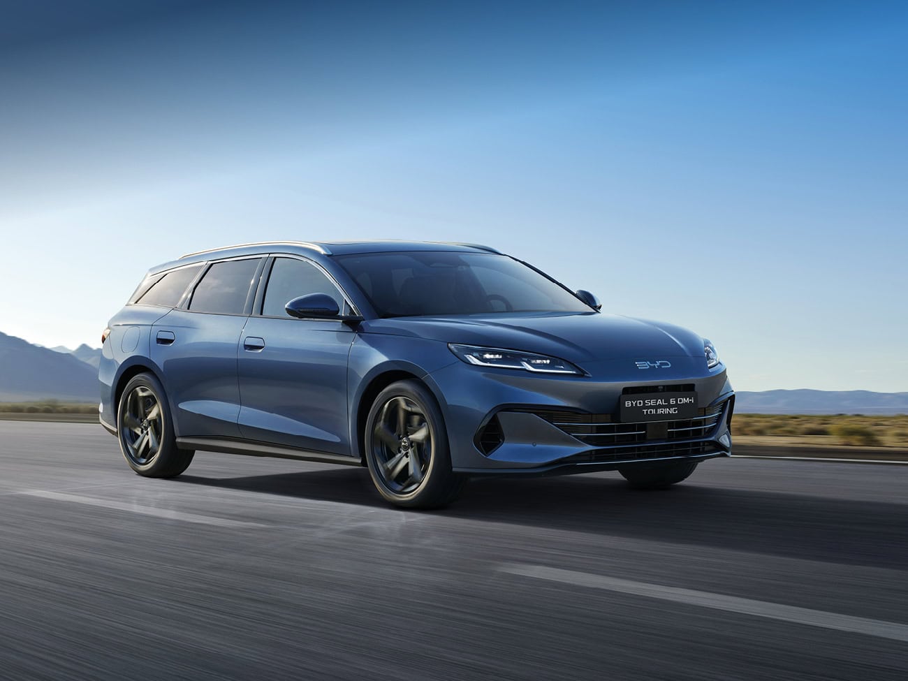 BYD SEAL U DM-i Hybrid Comfort , 160 kW: Energieverbrauch gewichtet kombiniert Strom 17,9 kWh/100 km + Benzin 5,6 l/100 km; CO₂-Emissionen gewichtet kombiniert 9 g/km; CO₂--Klasse B. Bei entladener Batterie: Kraftstoffverbrauch kombiniert 5,6 l/100 km; CO₂--Klasse B.