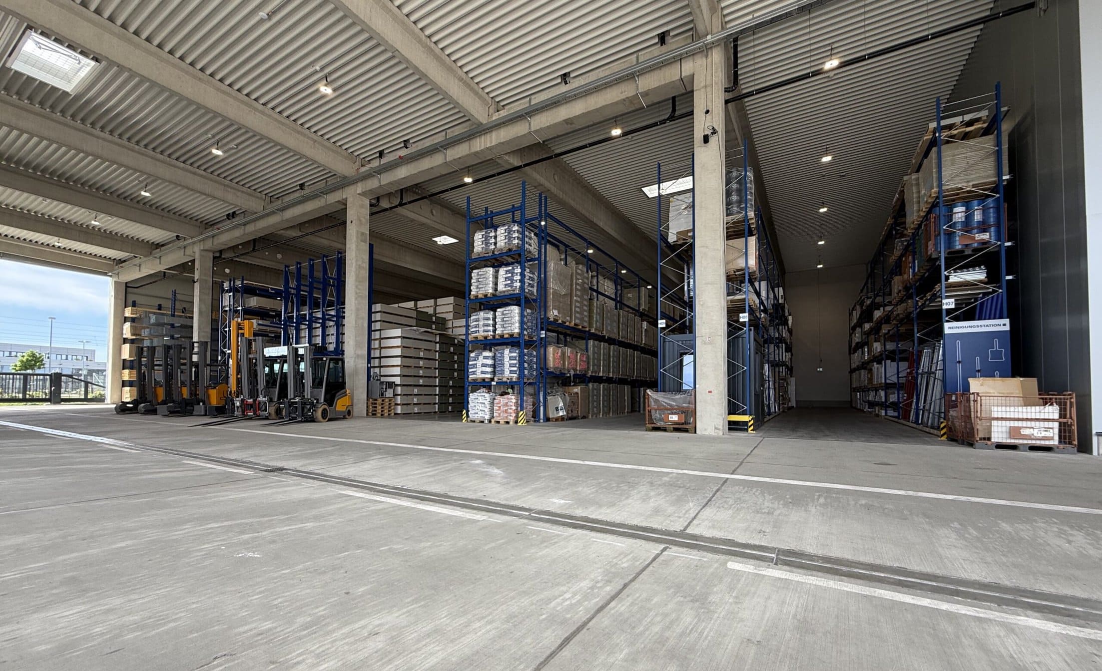 Die überdachte Be- und Entladezone bildet eine Brücke zwischen dem Fachmarkt und dem Lager.