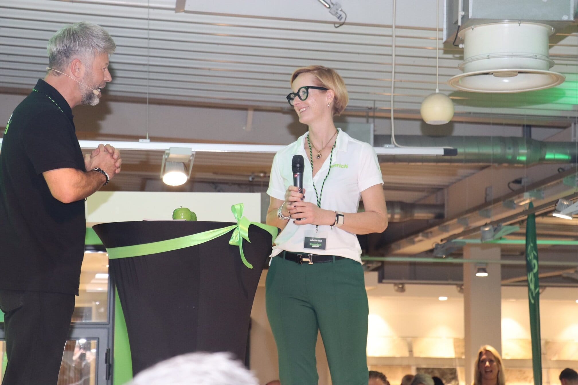 Anke Fink-Stauf, geschäftsführende Gesellschafterin, im Gespräch mit WDR-Moderator Johannes Simon