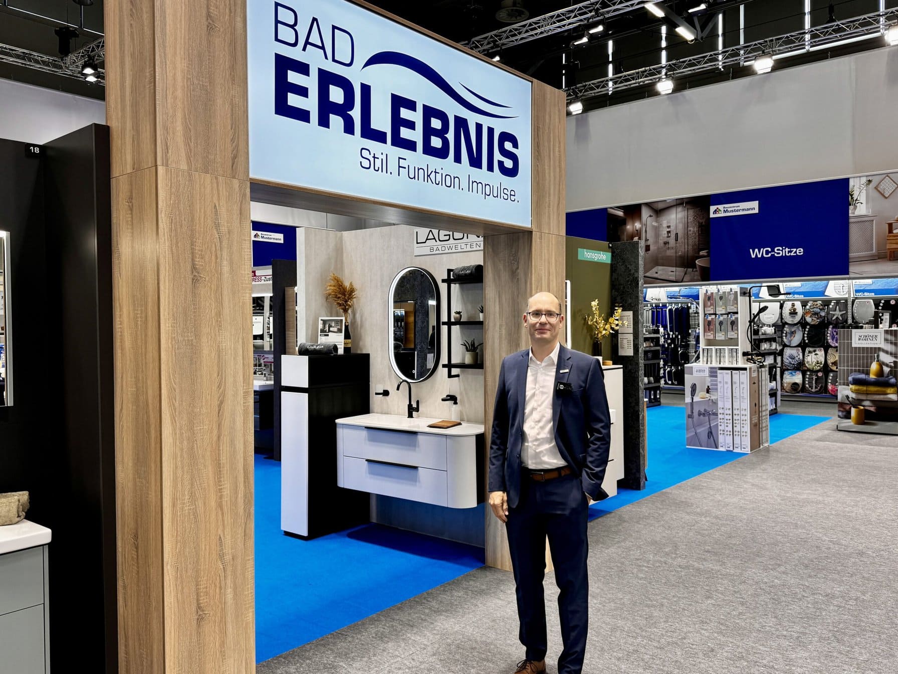 Peter Abraham, Bereichsleiter Einzelhandel Eurobaustoff, erläuterte die neue Bad-Erlebniswelt.