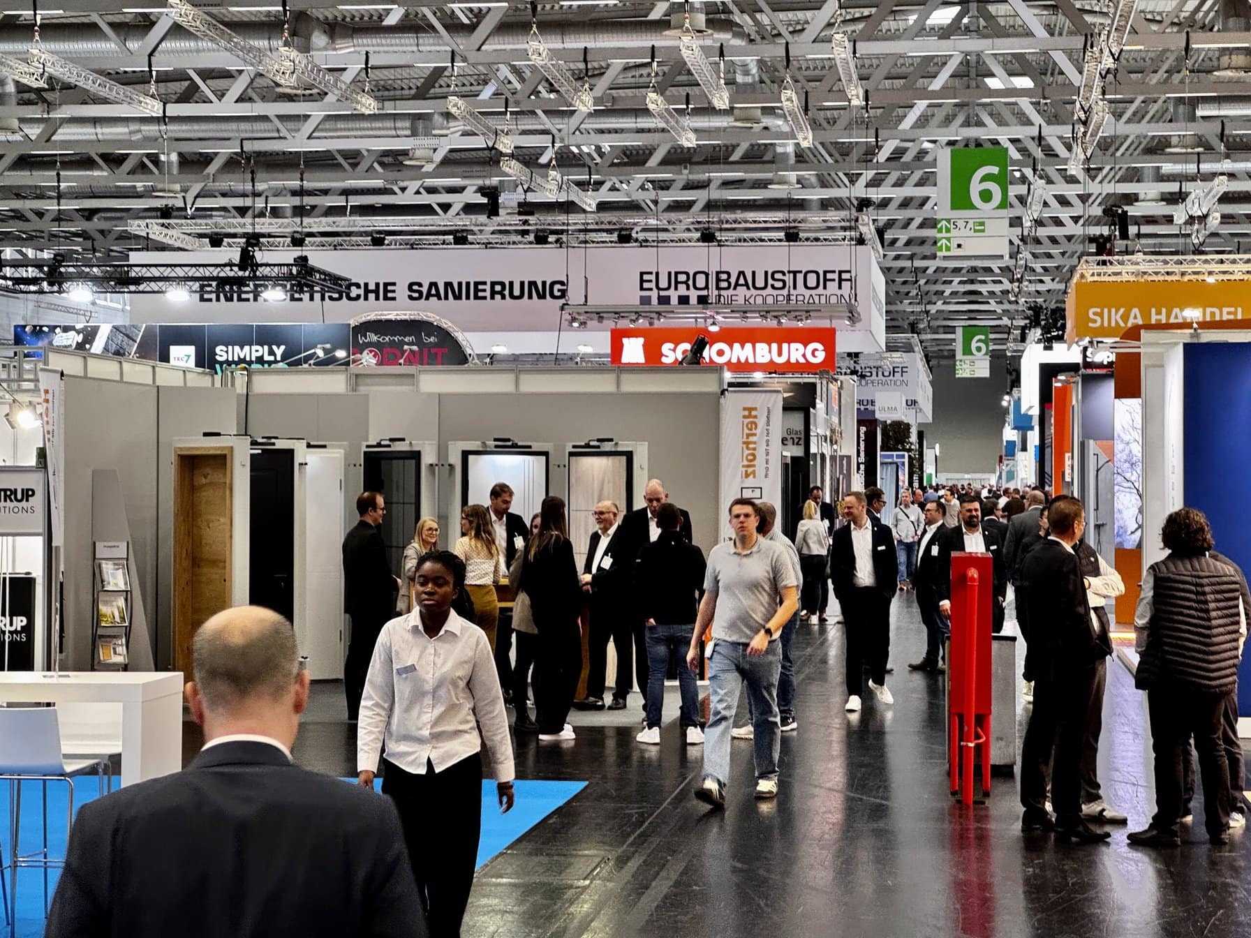 Das Forum der Eurobaustoff wird in allen Bereichen immer professioneller. Die Stände der Aussteller sind inzwischen wie bei normalen Fachmessen was Konzept und Größe angeht.