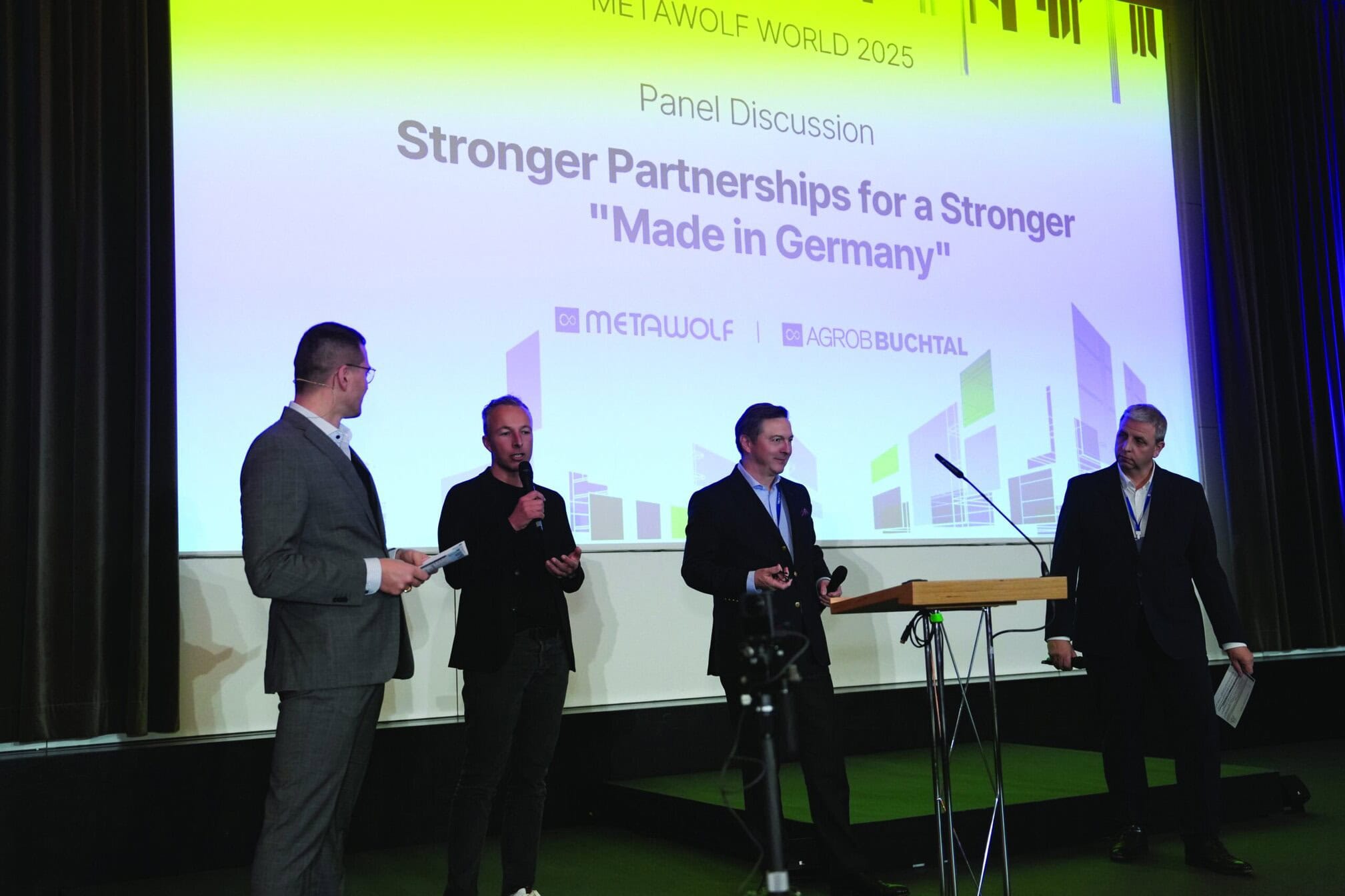 Markus Pavelic, Martin Röhlich, Hartmut Goldboom von Hagebau sowie RolandAlken, Leiter Consumer Ceramics, sprechen in einer Podiumsdiskussion über starke Partnerschaften zwischen Handel, Handwerk und Industrie.