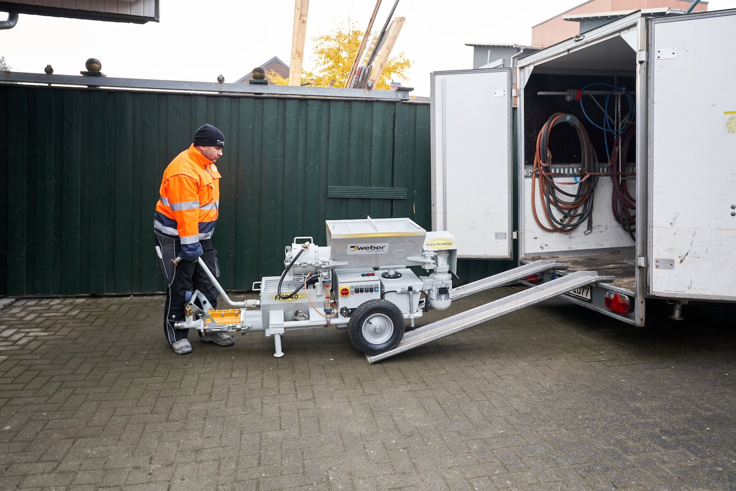 Die Misch- und Förderpumpe FMP 40 von Saint-Gobain Weber lässt sich auf der Baustelle einfach und mit wenig Personal händeln. Foto: Saint-Gobain Weber / FotoBehrendt