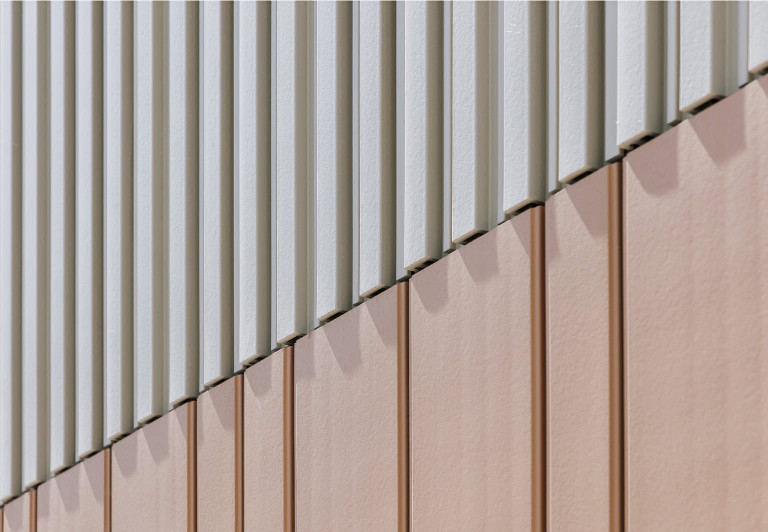 Hochwertige Verarbeitung, präzise Kanten und eine matte Oberfläche verleihen der Fassade Struktur, Tiefe und besondere Wertigkeit.
