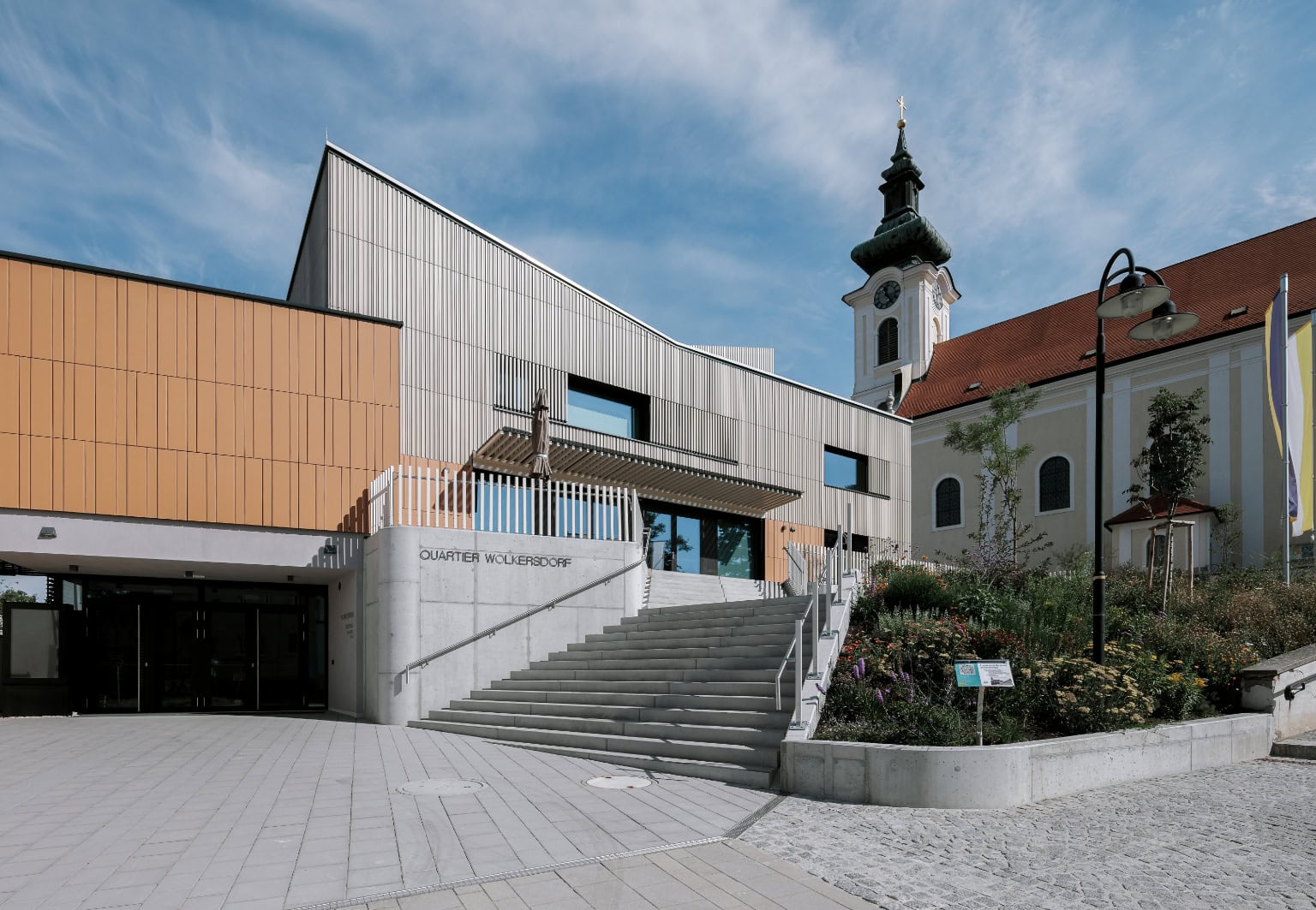 Das „Quartier Wolkersdorf“ präsentiert sich als neuer architektonischer Mittelpunkt im Ortskern – geprägt von seiner charakteristischen Tonality-Keramikfassade in verschiedenen Farben und Formen. Foto: Michael Baumgartner | KiTO