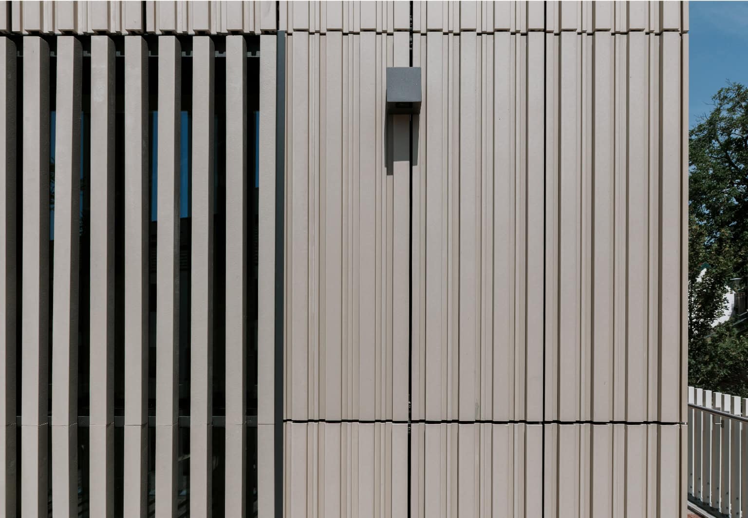 Sowohl die Squares als auch die reliefierten Keramikelemente folgen dem Prinzip der Vertikalität. Beide verbinden sich dank des konsequent eingesetzten 50-Millimeter-Maßes zu einer harmonischen Einheit.