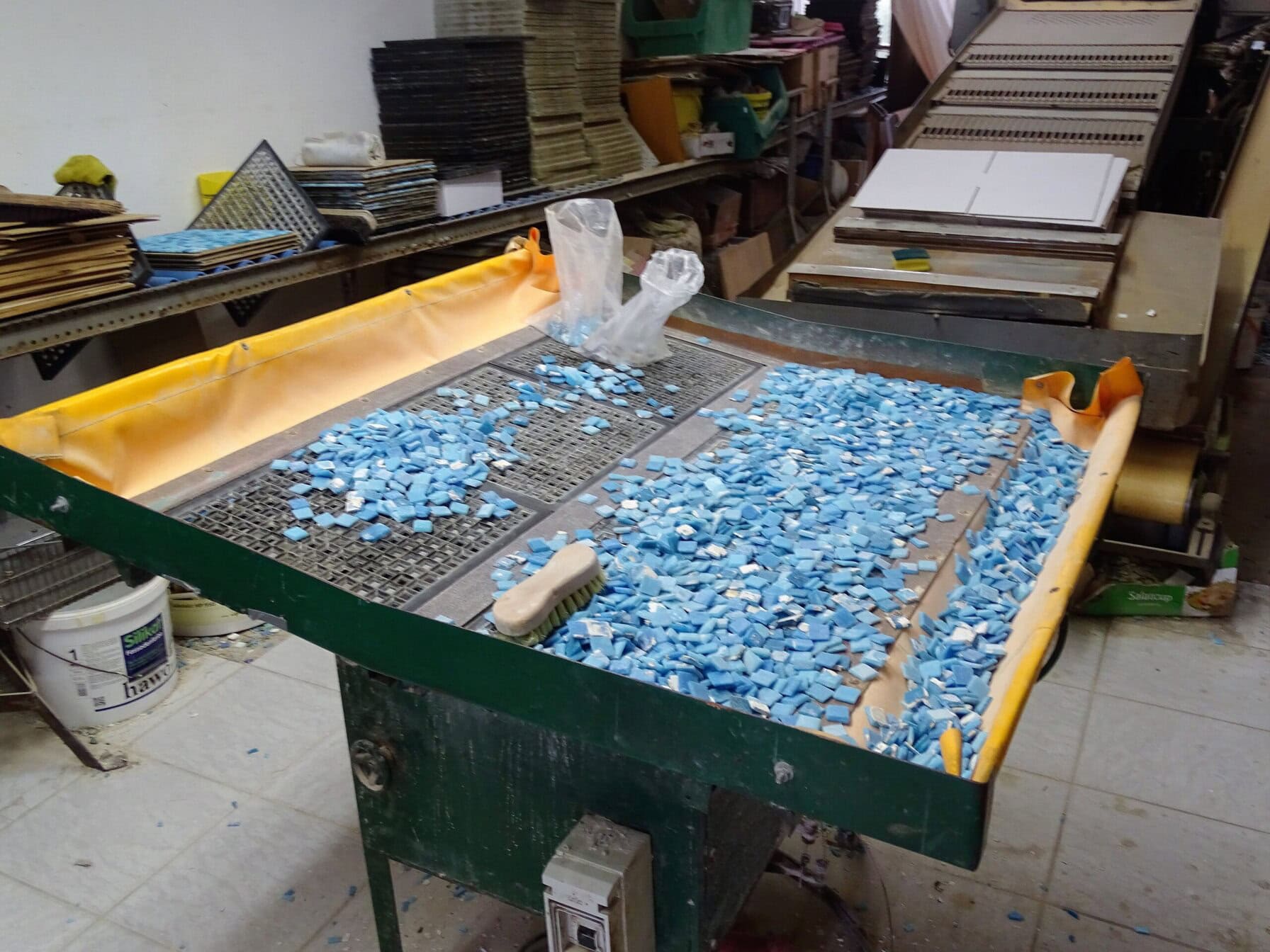 Die noch vorhandenen Mosaikbeläge wurden vor Ort gesichertund alle noch verwendbaren Steine nach ihrer Reinigung bei der Fa. Jorias von Hand aufwändig neu sortiert.