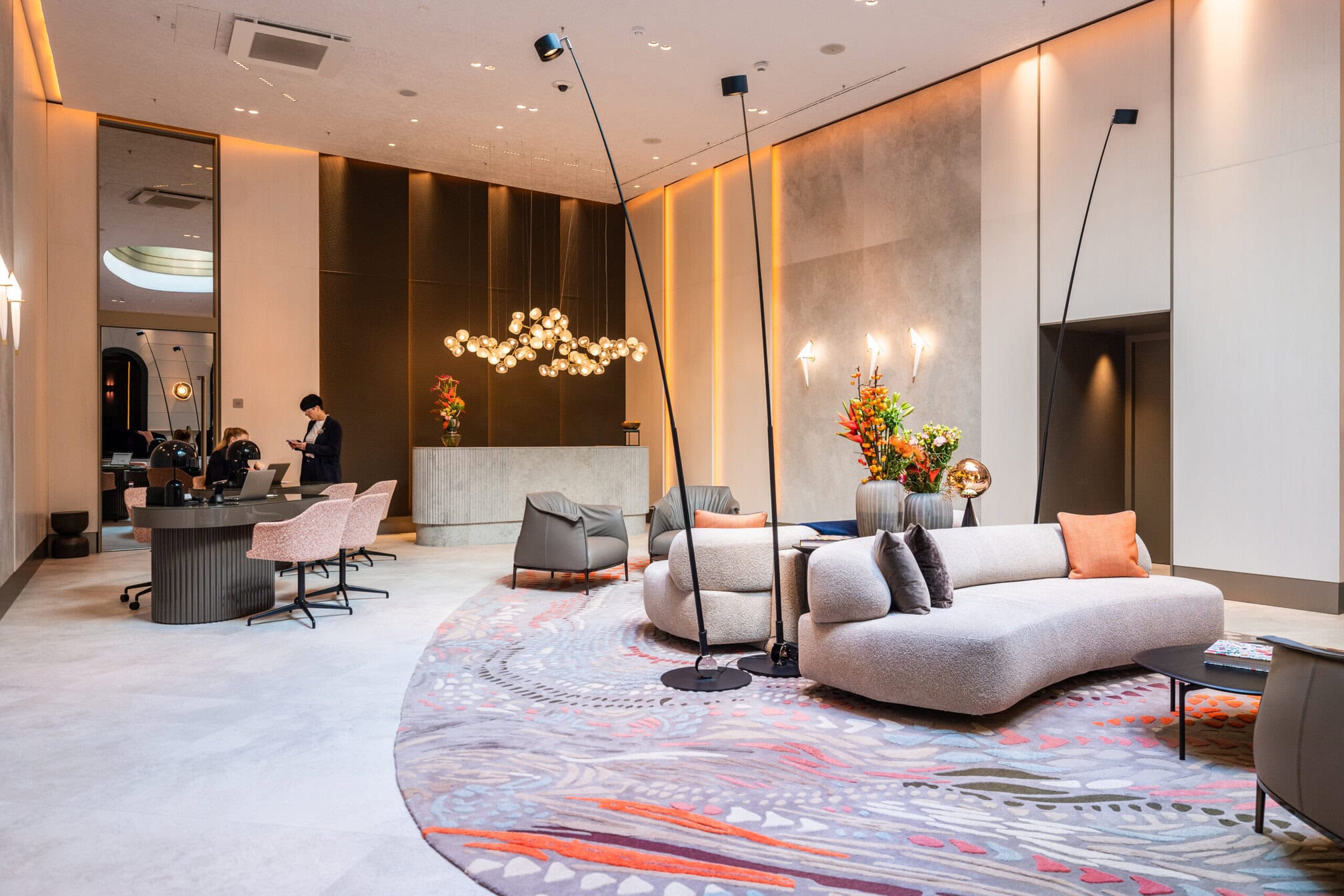 Die Lobby des Steigenberger Icon Europäischer Hofe zeigt die elegante Handschrift von DK Architekten und Bachhuber Contract – eine moderne Interpretation klassischer Grandhotel-Architektur
