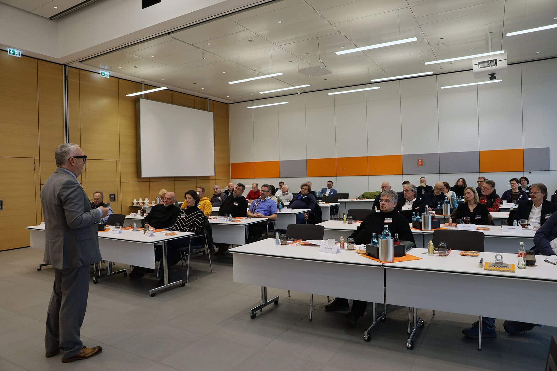 Das gemeinsame Architektensymposium von Schlüter-Systems, Deutsche Rockwool und Bienergy stellt die Neuerungen des GEG 2024 und Lösungen für dessen Umsetzung in den Mittelpunkt.