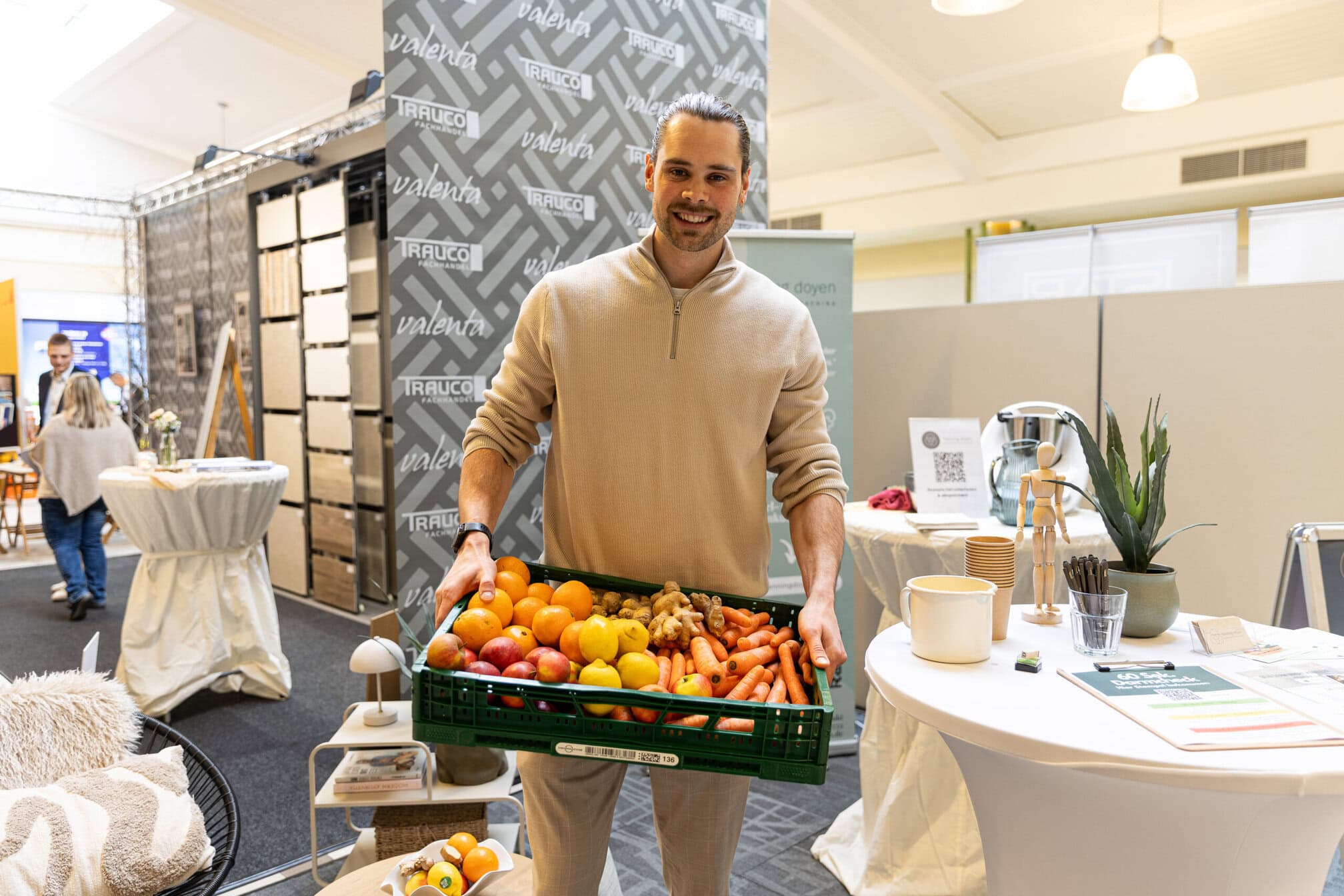 Henning Doyen Berät auf eigenem Messestand zum Thema Fitness und gesunde Ernährung (selbständiger Ernährungsberater)Foto: Business Fotostudio Designstuuv, Aurich