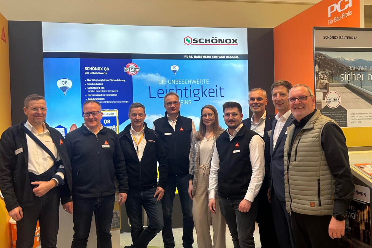 Auf dem SIKA-Hausmessestand (v.l.n.r.): Jochen Heutling (technischer Verkaufsberater) , Andreas Müller (Verkaufsleiter Nord), Stefan Pein (Techniker), Thorsten Wetjen (Fachberater im Außendienst), Anja Sjuts (Assistenz der Geschäftsleitung und Organisatorin der Hausmesse TRAUCO Fachhandel), Marco Schwarz (Fachberater im Außendienst), Jan Tebben (Bereichsleiter Baustoff- und Fliesenhandel Deutschland), Daniel Sandersfeld (Geschäftsführer TRAUCO Fachhandel) und Marco Benjamins (Verkaufsleiter Mitte/West) Foto: TRAUCO Fachhandel