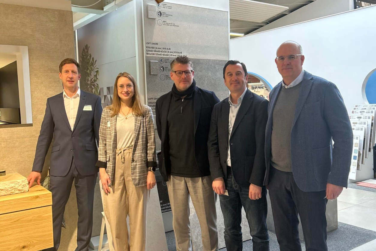 Vor der neuen Ausstellungskoje (v.l.n.r.): Daniel Sandersfeld (Geschäftsführer Trauco Fachhandel), Anja Sjuts (Assistenz der Geschäftsleitung und Organisatorin der Hausmesse Trauco Fachhandel), Fabian Schäfers (Geschäftsführer Porcelaingres), Mikail Esen (Area Manager), Norbert Bang (Area Manager)Foto: Trauco Fachhandel