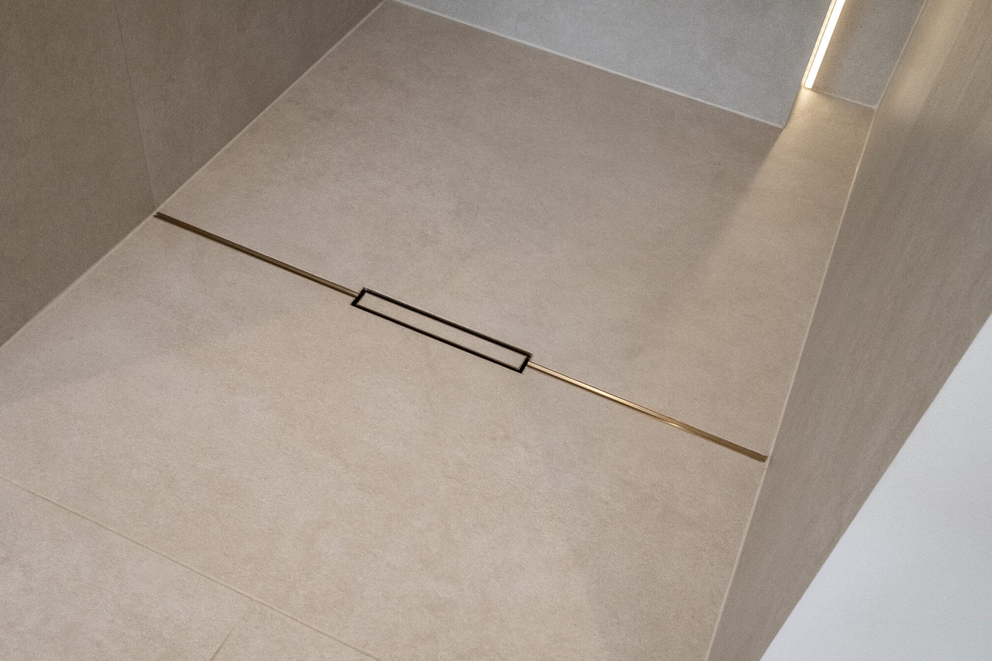 Designstatement in Messing: CeraFloor Individual