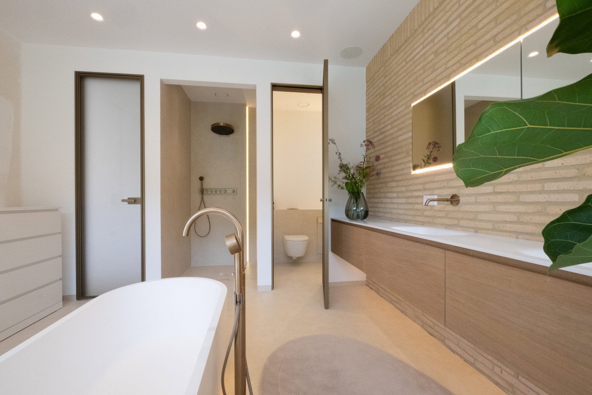 Sowohl Duschplatz und Badewanne als auch Spiegelschrank und Waschtisch befinden sich auf je einer Achse.