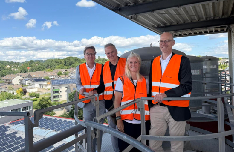 Gruppenfoto über den Dächer des Produktionsstandortes in Detmold (v.l.n.r.) Alexander Wagner, Geschäftsführer Schomburg Unternehmensgruppe, Ralf Schanze, Chefredakteur 1200Grad, Chrsitina Lamer, Leiterin Marketing-Kommunikation bei 1200Grad, sowie Niels Theis, Leitung Produktmanagement Schomburg.
