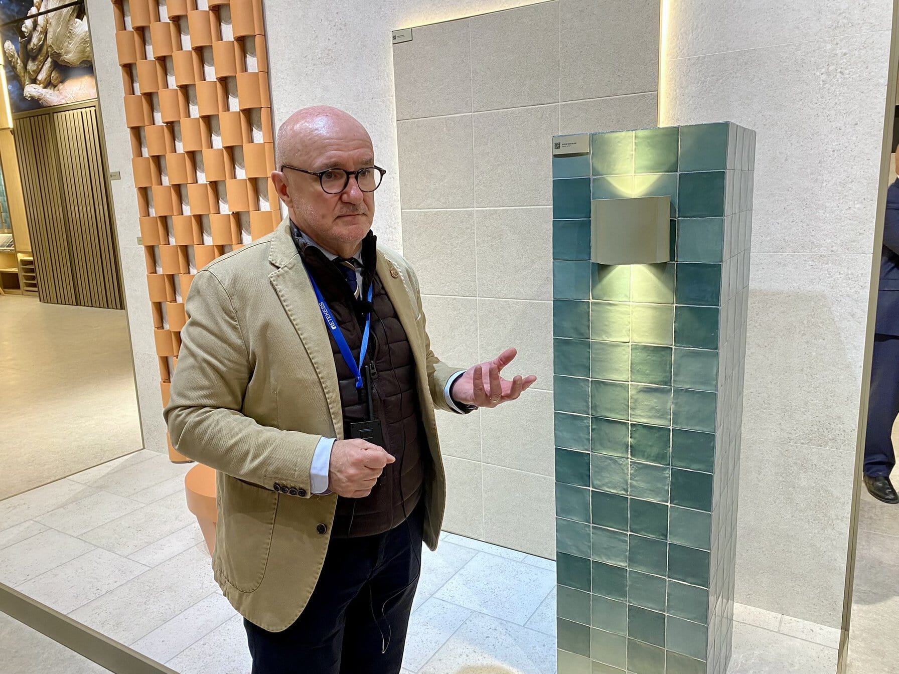 Patrick Roose, Export Manager, verweist auf die im Sortiment geführten Lampen.