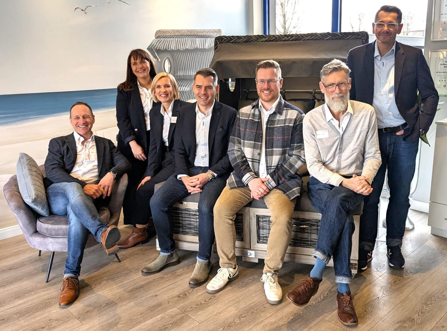 Besichtigten mit der Fachpresse ein fertiggestelltes Uzin-Projekt; Das Uzin-Team in der Strandkorb-Manufaktor in Buxtehude.