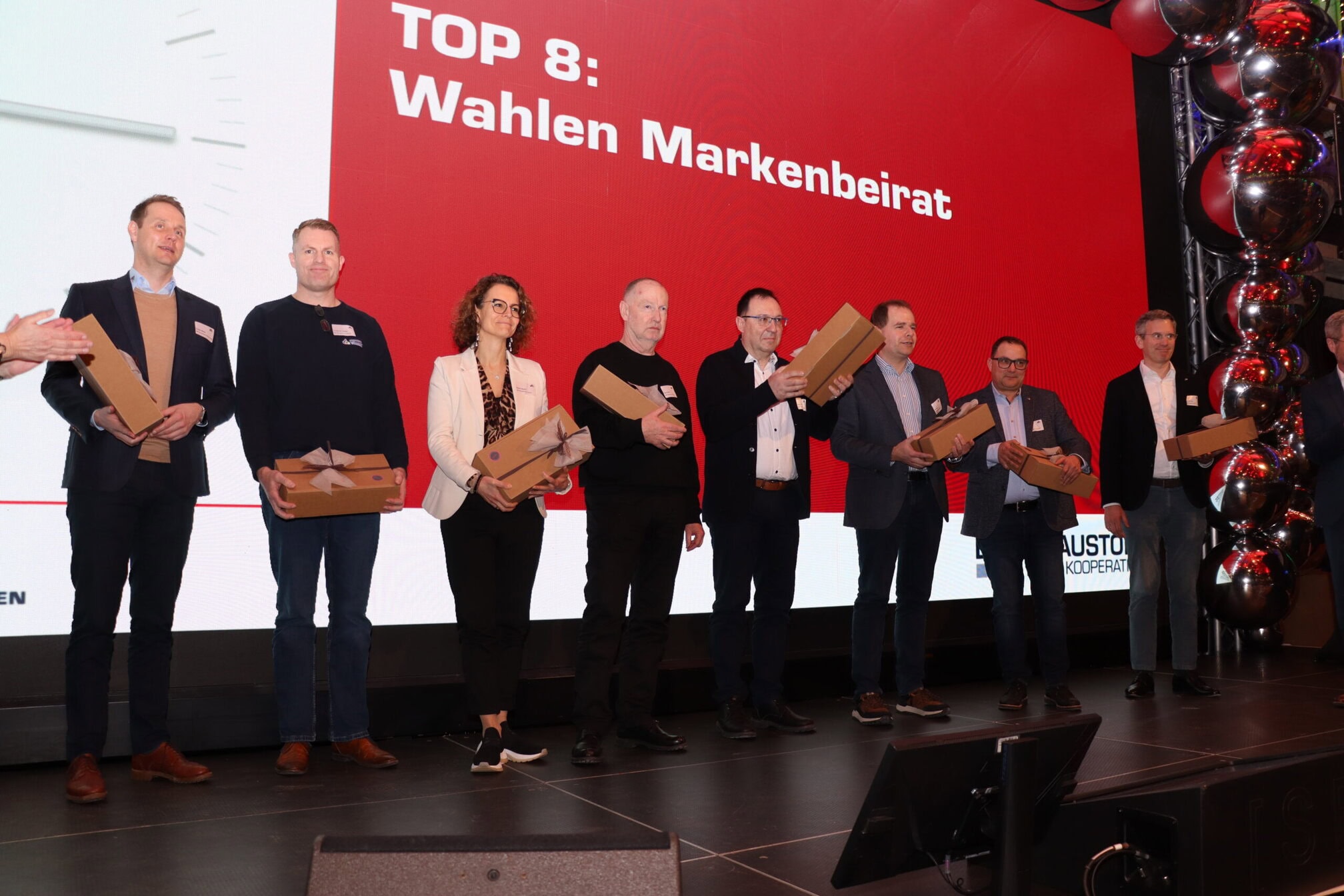 : Der in Osnabrück für zwei Jahre wiedergewählte Markenbeirat (v. l.): Carsten Melzer (i&M Bauzentrum Mobau Müller), Carsten W. Tönnes (i&M Bauzentrum Tönnes), Nadine Nasser (i&M Bauzentrum Feucht), Klaus Struth (i&M Bauzentrum Struth), Peter Croissant (i&M Bauzentrum Schultz), Timo Kraus, Stv. Vorsitzender (i&M Bauzentrum Andre+Oestreicher), Jörg Stangl, Vorsitzender Markenbeirat (i&M Bauzentrum Gerhardt) und Michael Höfer (i&M Bauzentrum Mies).