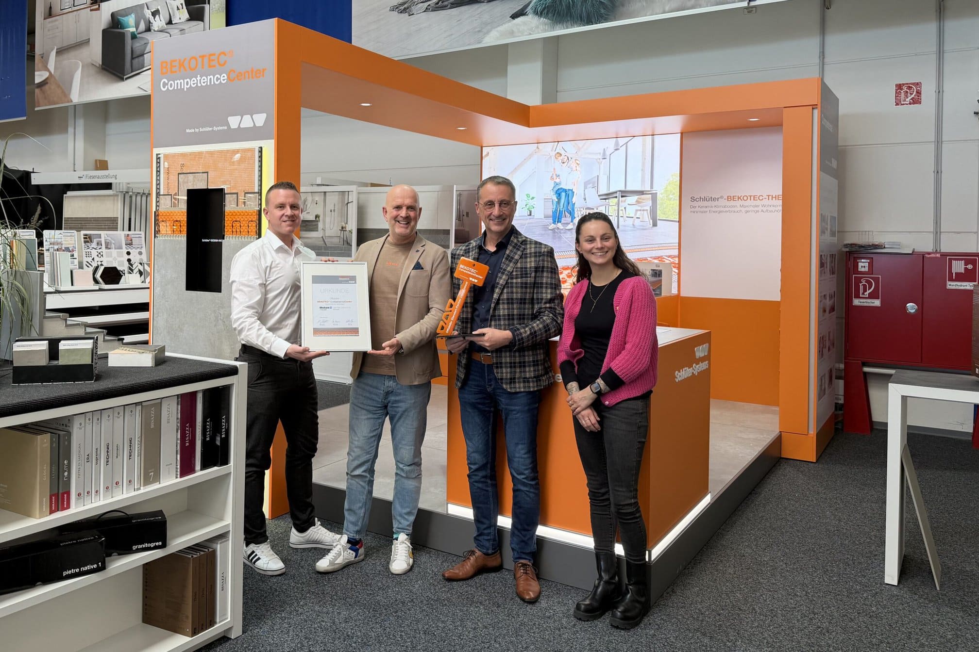 Von links nach rechts: Patric Borgans, Regionaler Marktmanager Schlüter-Systems, Achim Wüst, Geschäftsleitung Mobau Thelen, Schlüter-Verkaufsleiter Jens Hublitz und Ina Schmoll, Customer Loyalty Management Schlüter-Systems.