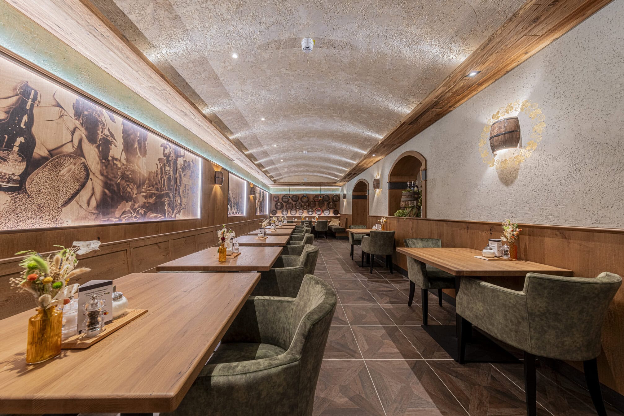 In der liebenswerten Tradition bayerischer Gastfreundlichkeit empfängt der neue Bräu-Keller Gäste in einem modernen Ambiente.