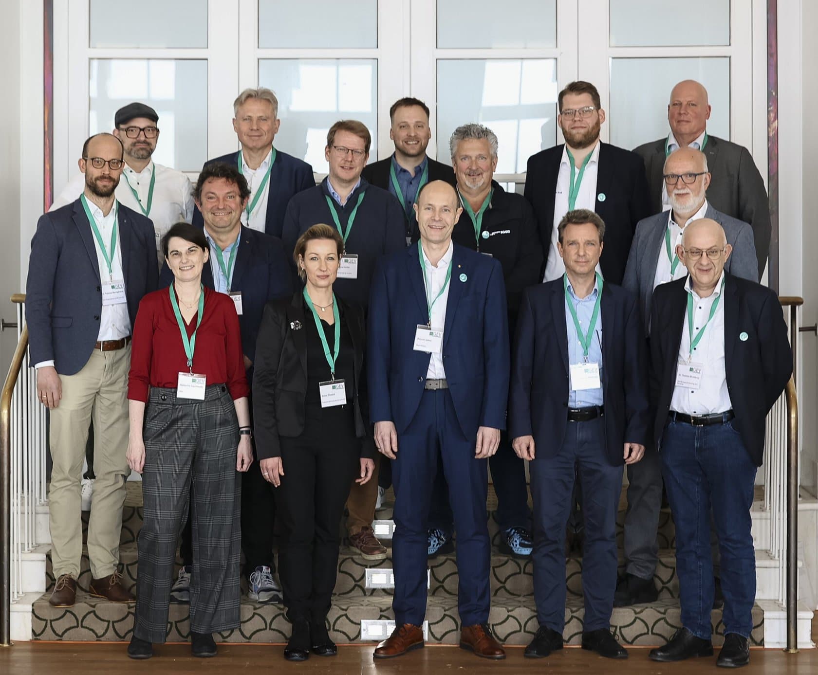 Der Technische Beirat der GEV nach den Wahlen in Königswinter (hinten von links): Dr. Tobias Benighaus, Dr. Benjamin Pohl, Thierry Bubel, Dr. Johannis Tsalos, Dr. Dennis Heller, Dr. Antti Senf, Arnd Richarz, Dr. Jan-Niklas Keil, Dr. Edgar Draber, Dr. Frank Gahlmann. Vordere Reihe von links: Natascha Zapolowski, Anna Thomé, Bernd Lesker, Dr. Maximilian Rüllmann, Dr. Thomas Brokamp.