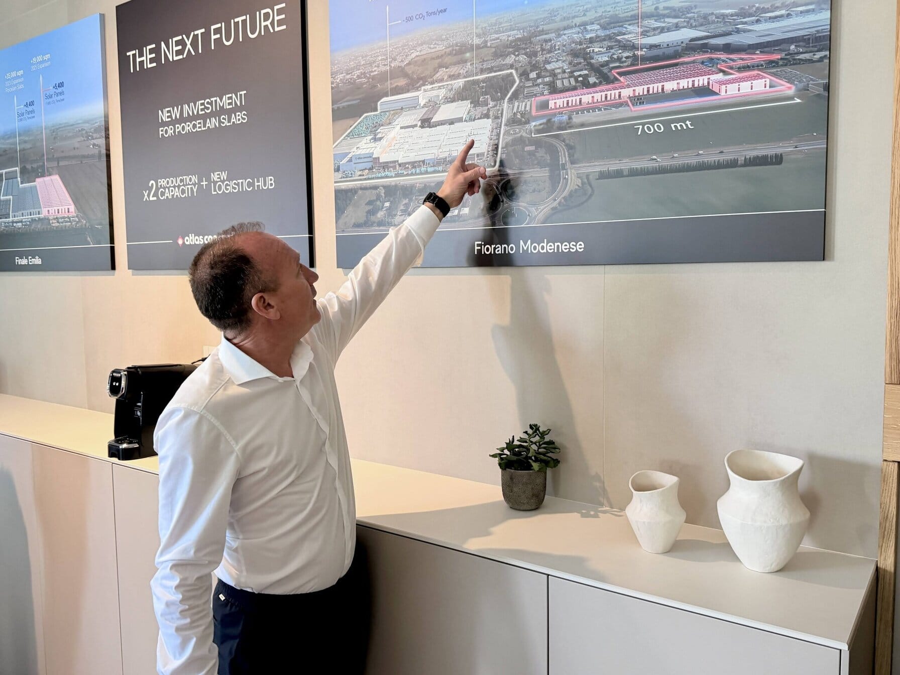 Thomas Glombik, Vertriebsleitung D-A-Ch und Niederlande bei Atlas Concorde, führte durch die Produktionsstätte für Groβformate. Foto: Ralf Schanze