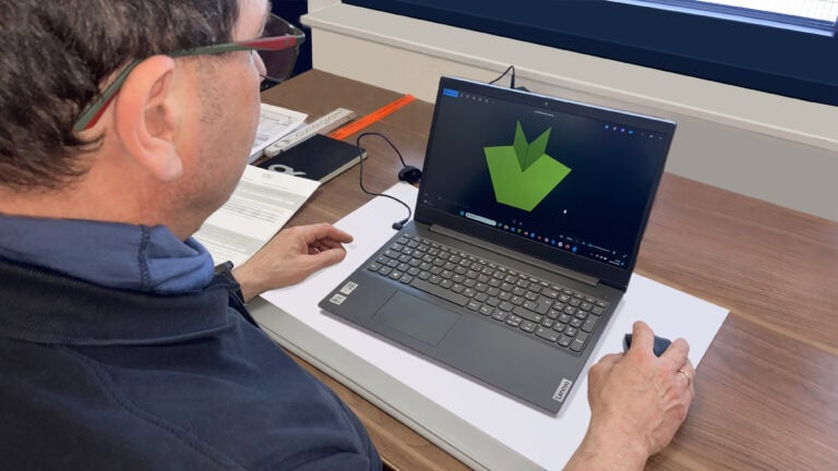 Vom Bildschirm auf die Baustelle: Entwicklung systemkonformer Formteile für außergewöhnliche Geometrien wie 45-Grad-Ecken.                                  Foto: Oxiegen    