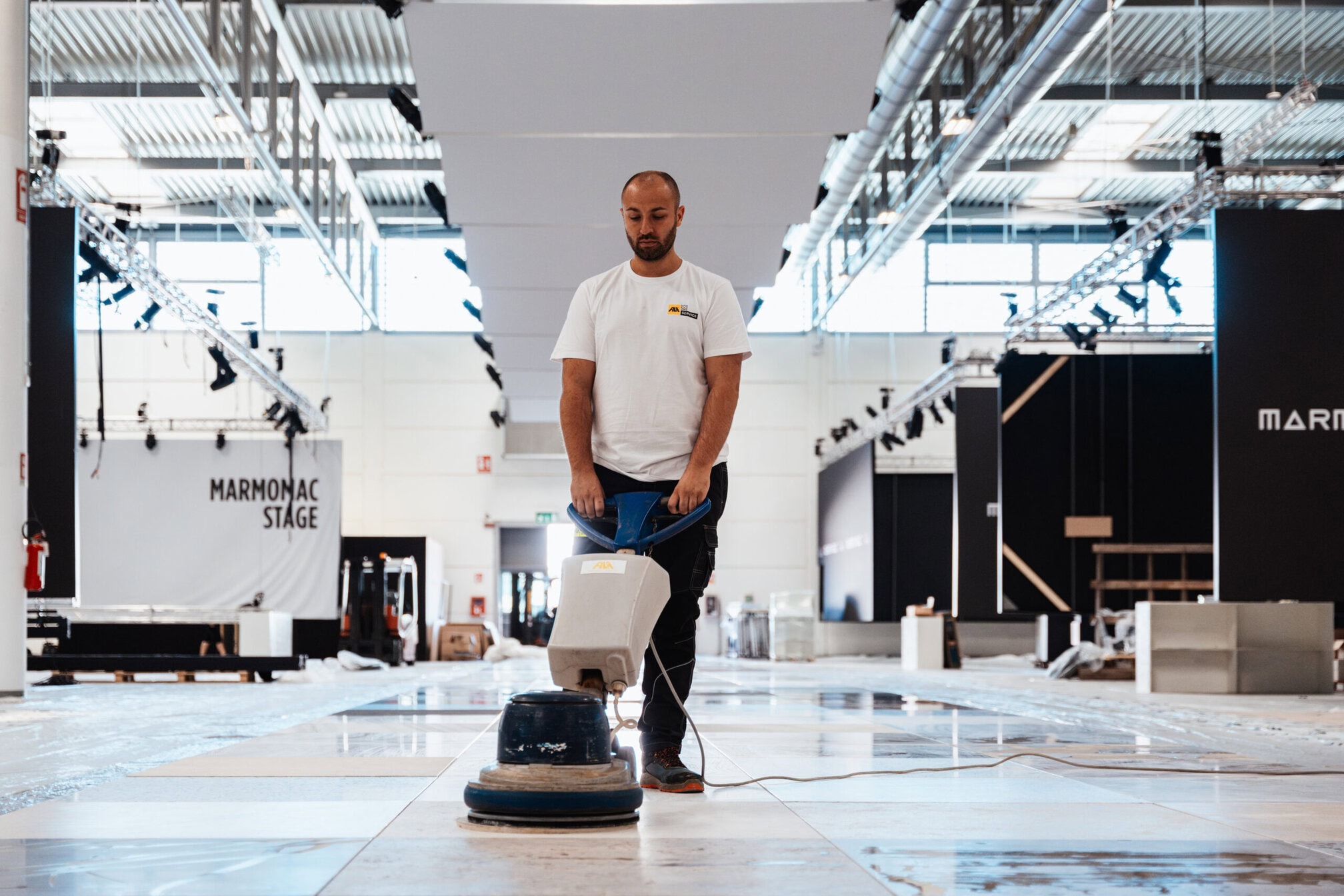 Profi-Anwender von FILA Euganea Service bei der maschinellen Bodenreinigung und Oberflächenbehandlung auf der Marmomac Stage zur nachhaltigen Werterhaltung von Naturstein. Foto: FILA Solutions