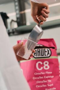 Macht Fliesen kreislauffähig: Für die Herstellung des Ardex Circutec C8 werden bis zu 70 Prozent weniger CO2 im Vergleich zum niedrigsten Branchenstandard für Fliesenkleber verbraucht. / Foto: Ardex, Witten