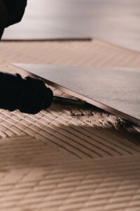 Recycling oder Wiederverwendung: Mit dem C8 verlegte Fliesen lassen sich einfach wieder ablösen und rückbauen. / Foto: Ardex, Witten