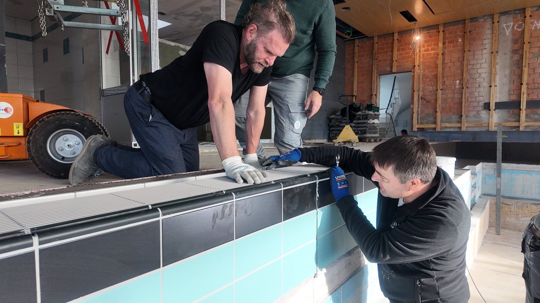 Andreas Kramer (r.), Leiter Architektenservice bei Agrob Buchtal, überprüft denpräzisen Sitz des CarboCeram-Fertigbauteils