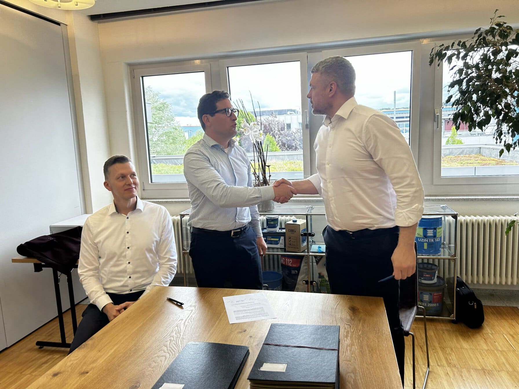 Handshake nach der Unterzeichnung der Vereinbarung