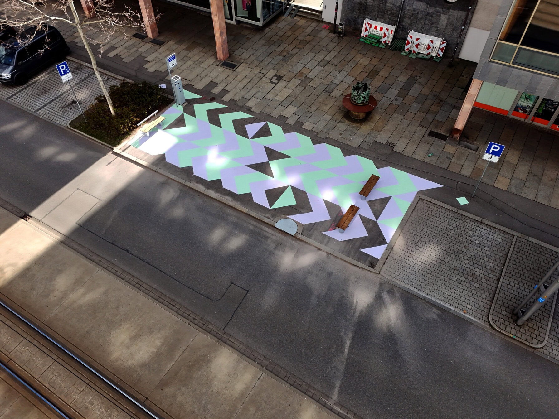 In Chemnitz, Kulturhauptstadt Europas 2025, realisierte das Unternehmen City Super Graphics mit MAPECOAT TNS zwei Graffiti-Kunstwerke an den Brunnenplätzen der Straße der Nation. Wichtig war, dass sich die Wahl der Farben nicht negativ auf den Straßenverkehr auswirkt und die farbliche Gestaltung der Asphalträume über das Kulturhauptstadtjahr hinaus erhalten bleibt. Die verwendeten Formen und Farben spiegeln sich in der umliegenden Architektur sowie in den restlichen Stadtmöbeln wider.