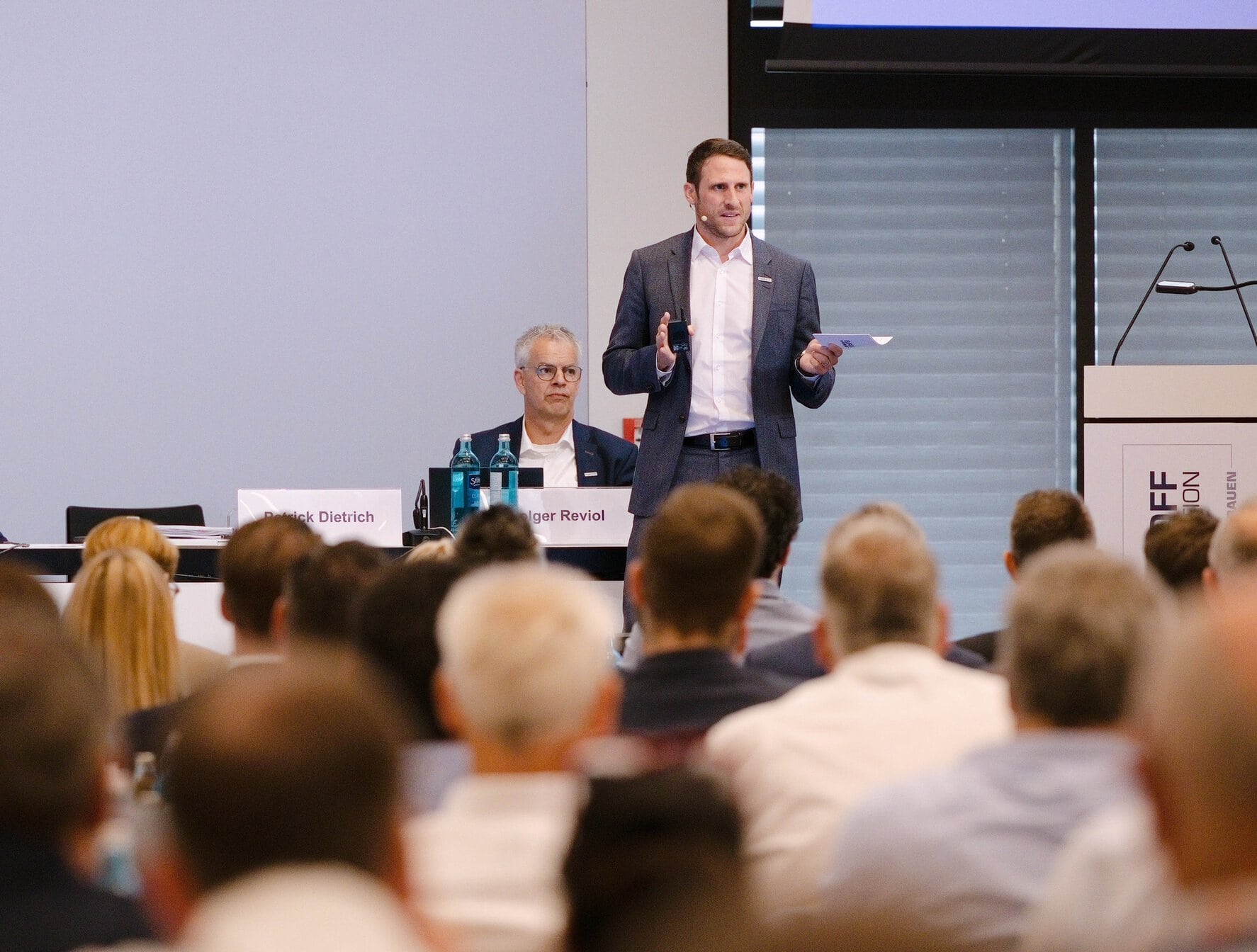 Patrick Dietrich, Geschäftsführer Geschäftsbereich III Beschaffungsmanagement. und Philipp Middelkamp.