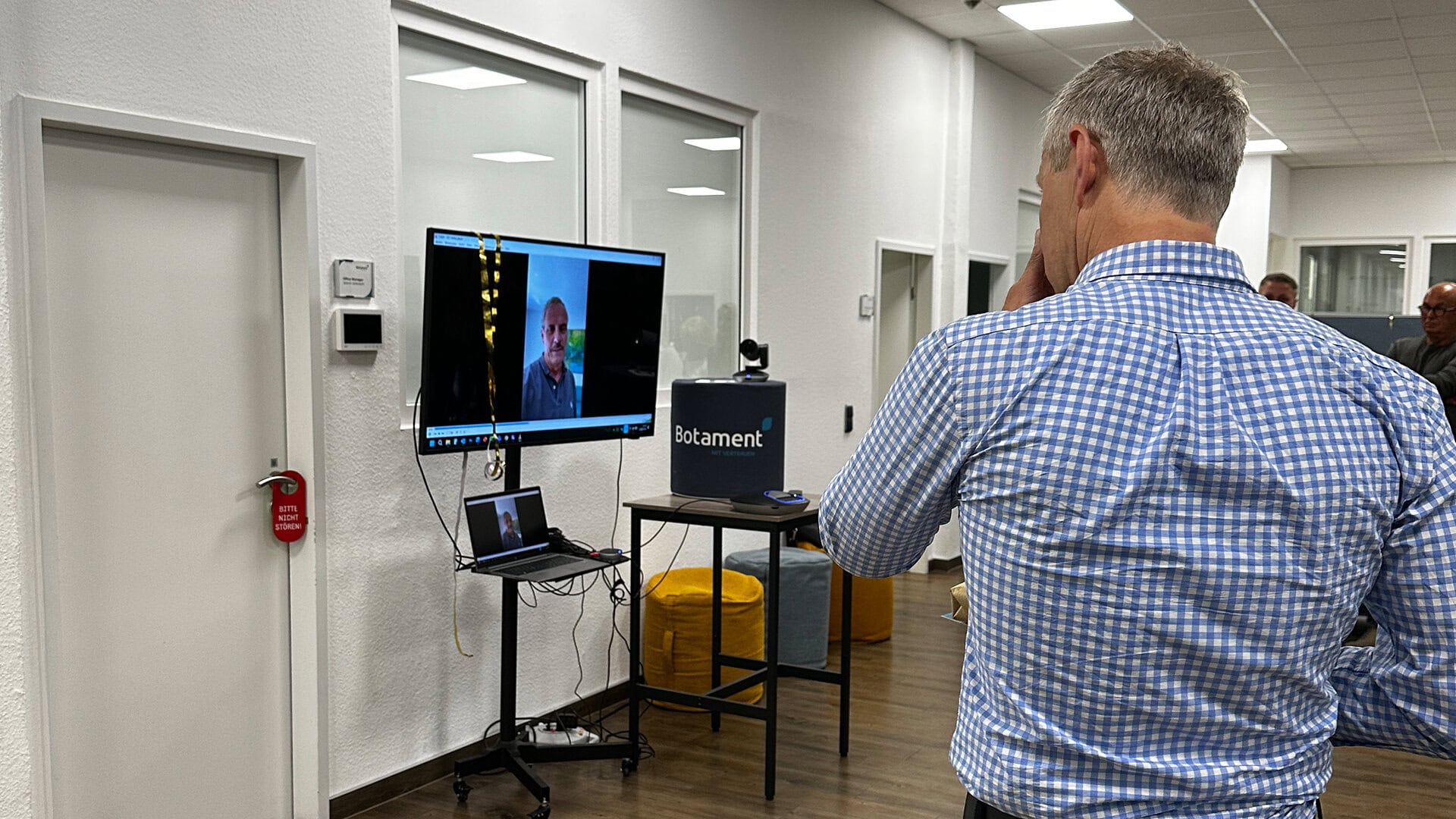 Da er an diesem Tag nicht persönlich vor Ort sein konnte, richtete Roland Schepers, Geschäftsführer der Botament GmbH, seine Glückwünsche per Videobotschaft an Hermann Rohlingund dankte ihm für seinen langjährigen Einsatz für das Unternehmen.