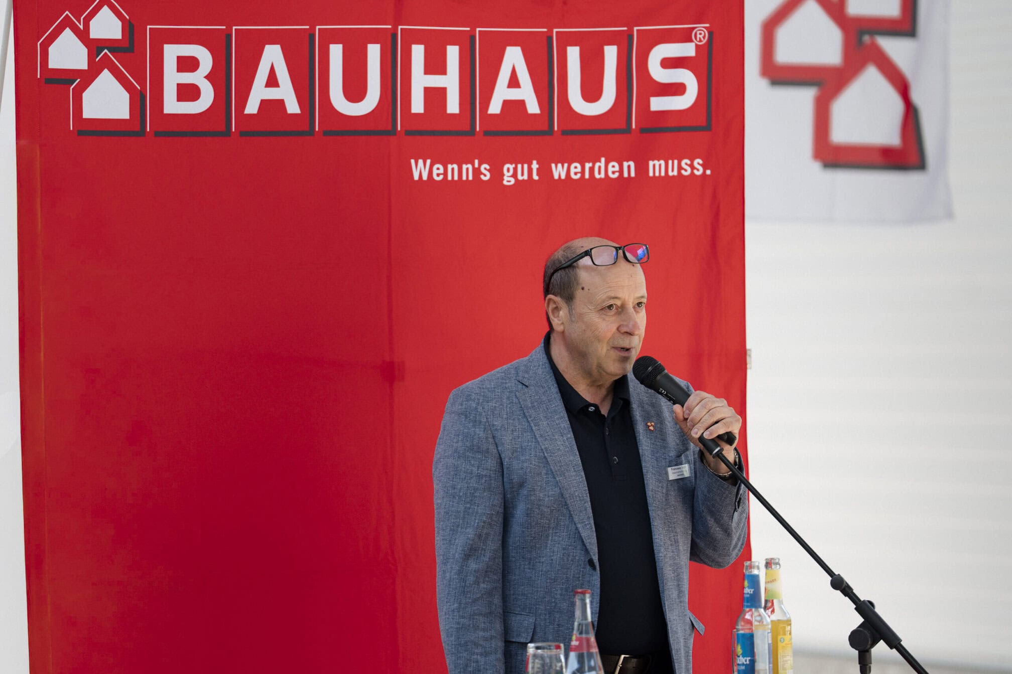 Francesco Torzilli, regionaler Geschäftsführer bei BAUHAUS, begrüßt die Gäste zum Richtfest des neuen Fachcentrums.