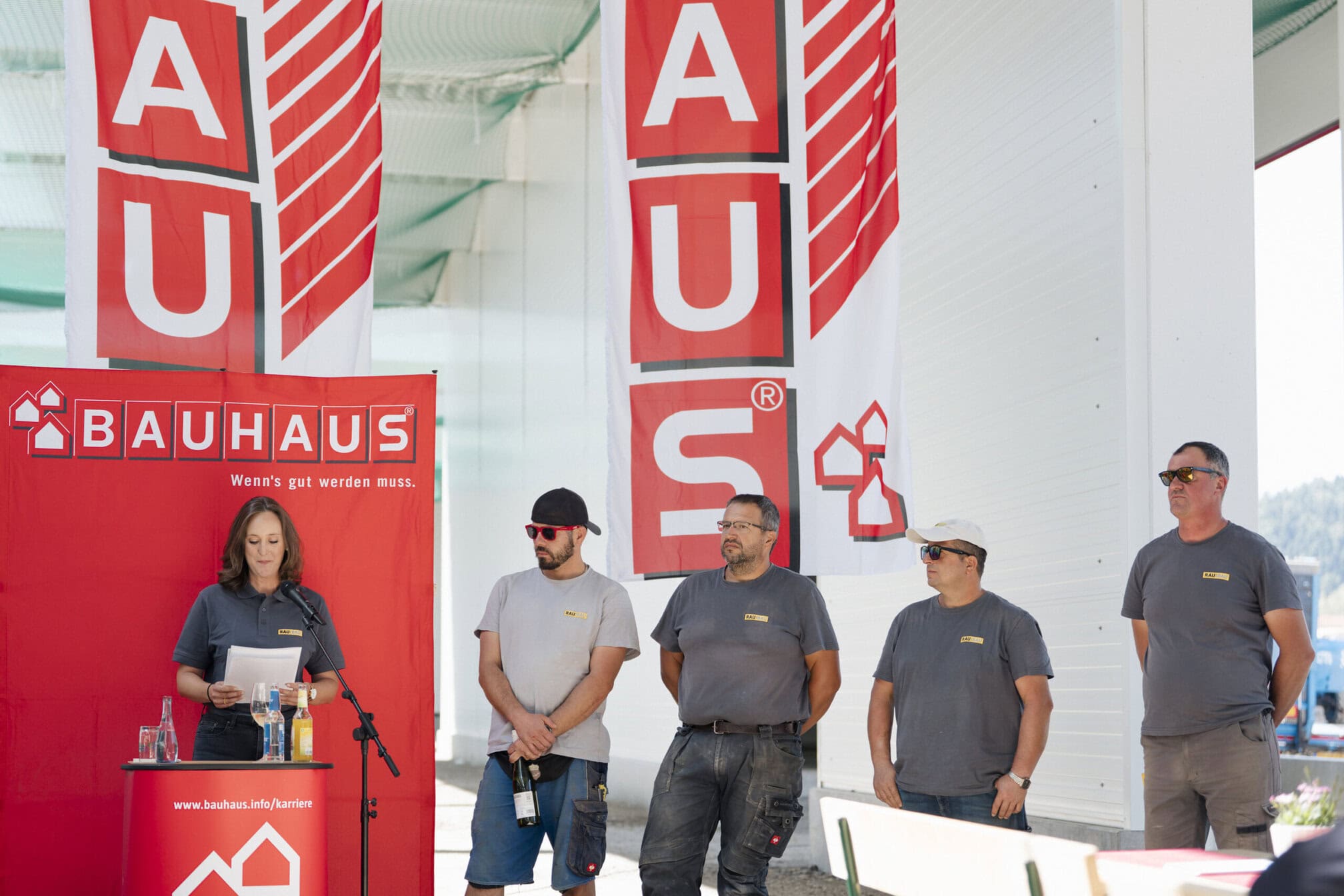 Bauleiterin Fabienne Rau mit ihrem Team von Rau Bau.
