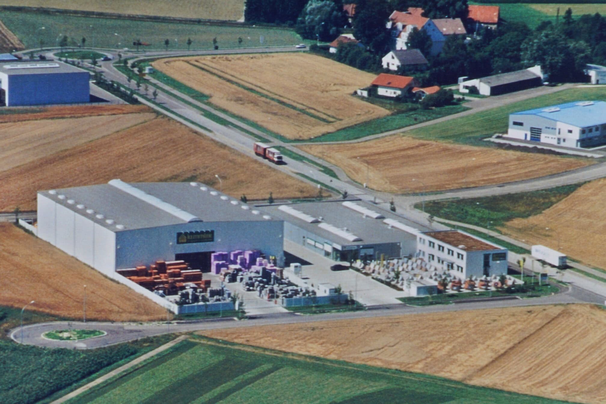 Kemmler Baustoffe war 2001 eines der ersten Unternehmen, das sich im Neu-Ulmer Gewerbegebiet Schwaighofen ansiedelte. Wenige Monate nach der Eröffnung lag die Niederlassung im Sommer 2001 in der Otto-Renner-Straße noch umgeben von Getreidefeldern. Heute reihen sich die Firmen dort dicht an dicht.