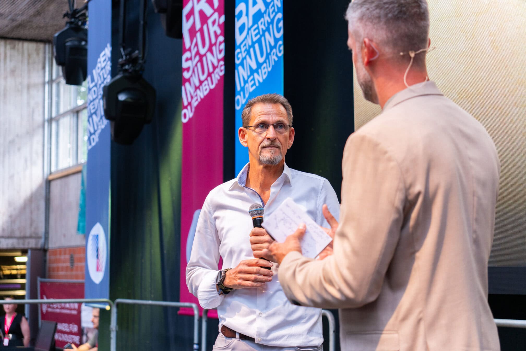 Kreishandwerksmeister Boris Jersch (l.) und Moderator Phillip Kamke