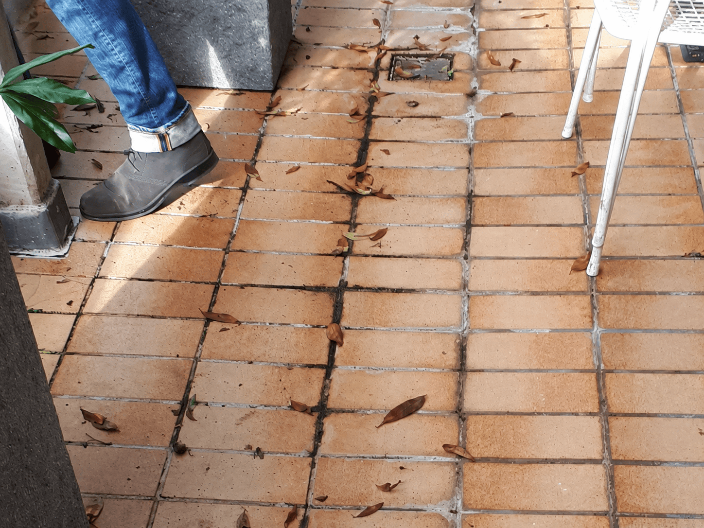 Die alten Balkonbeläge wiesen beschädigte Fugen und weitere typische Alterungsschäden auf. Foto: Gutjahr