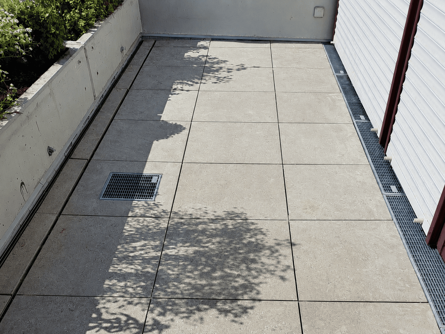 Der fertige Balkon verbindet großformatiges Feinsteinzeug mit einer zuverlässigen Flächen- und Anschlussentwässerung. Foto: Gutjahr