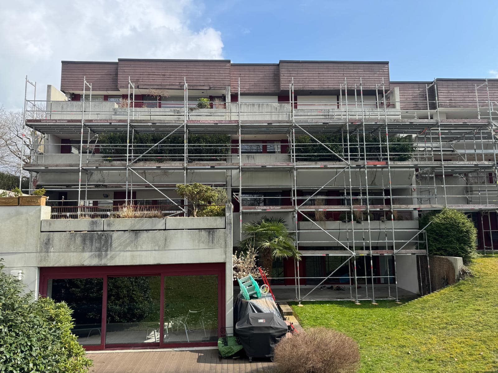 Die Wohnanlage während der Sanierung: 34 Balkone in unterschiedlichen Ausführungen mussten erneuert werden. Foto: Gutjahr
