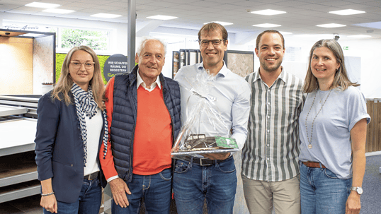 Auf dem Foto zu sehen sind (von links): Michaela Krabbe (Einkauf, Fliesen Hüning), Herbert Niklas, Roland Hüning (Geschäftsführung, Fliesen Hüning), Stefan Paßerschroer (Ausstellungsleiter, Fliesen Hüning) sowie Jutta Loskamp (Einkauf, Fliesen Hüning).
