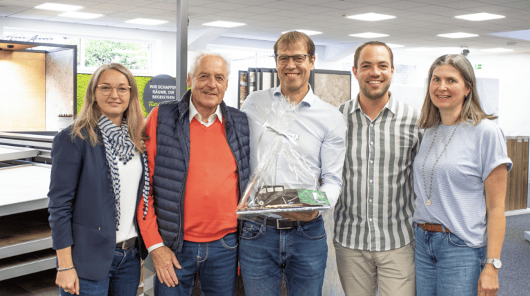 Auf dem Foto zu sehen sind (von links): Michaela Krabbe (Einkauf, Fliesen Hüning), Herbert Niklas, Roland Hüning (Geschäftsführung, Fliesen Hüning), Stefan Paßerschroer (Ausstellungsleiter, Fliesen Hüning) sowie Jutta Loskamp (Einkauf, Fliesen Hüning).