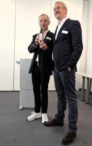 Stellte allen Teilnehmern eine Flasche Bottroper Bier nach der Herbsttagung in Aussicht: Hermann Rohling, hier mit seinem Geschäftsführer Roland Schepers.