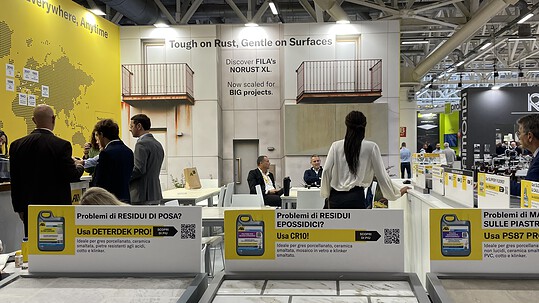 FILA Solutions Messestand auf der Cersaie mit Behandlungsportfolio für Oberflächenschutz und Pflege