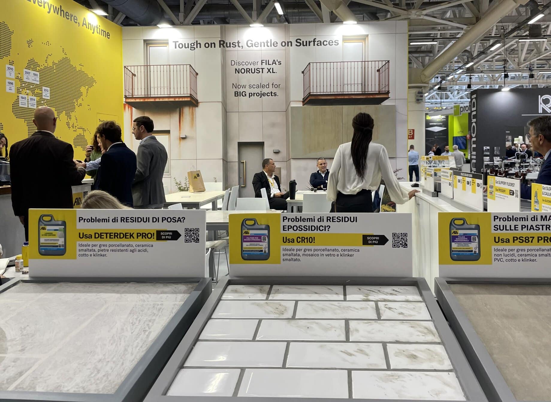 FILA Solutions Messestand auf der Cersaie mit Behandlungsportfolio für Oberflächenschutz und Pflege