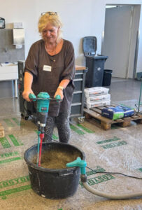 Bei den Produktvorführungen konnten die Teilnehmer die Rührwerke und Mischwerkzeuge selbst ausprobieren.