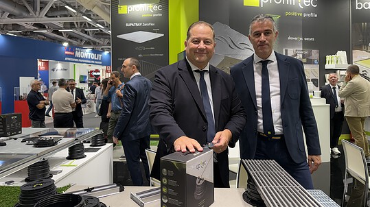Profilitec Cersaie 2026 Vertriebsteam D-A-CH von rechts Marcus Gollwitzer und Mladen Racek. Foto: Alexandra Becker